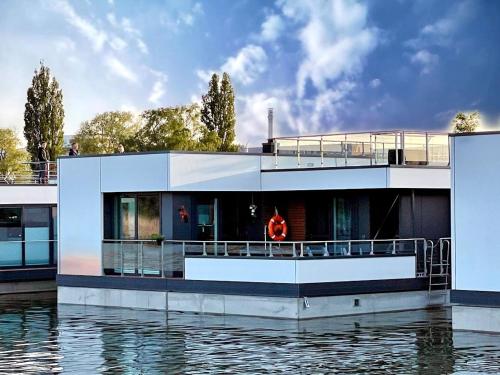Floating Hideaway Coco de Mer — hotel in Ribnitz-Damgarten