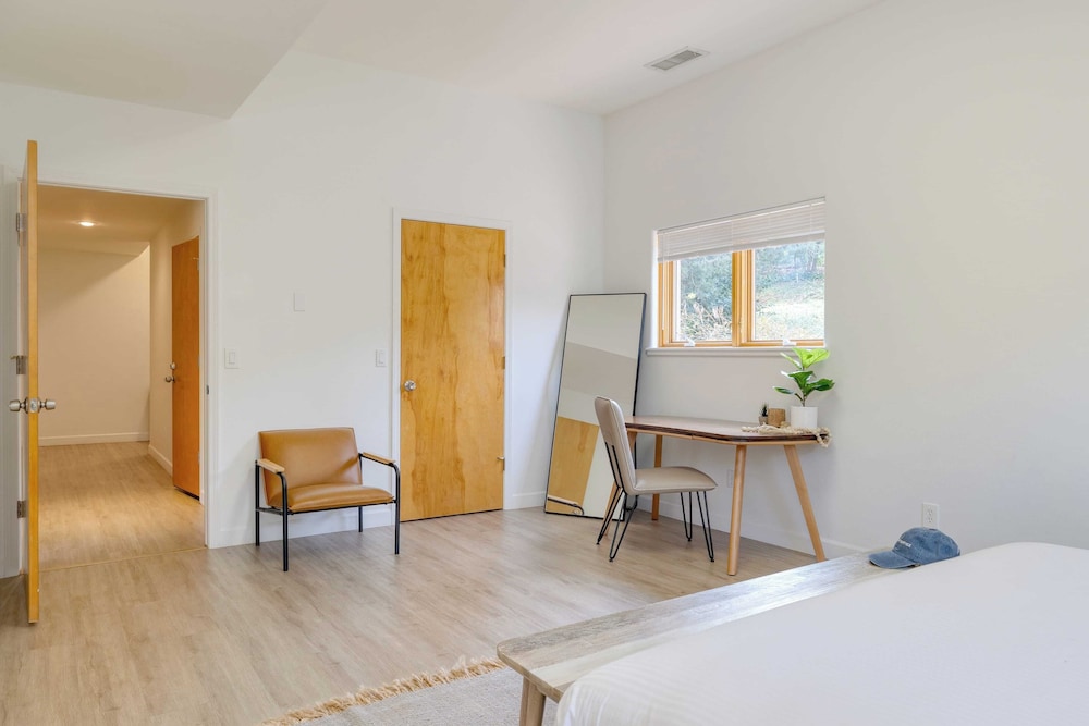 Sedona Sunrise by Avantstay Majestic Red Rocks Views walk to Jordan Trailhead peloton Bike hot Tub wifi in Sedona, United States