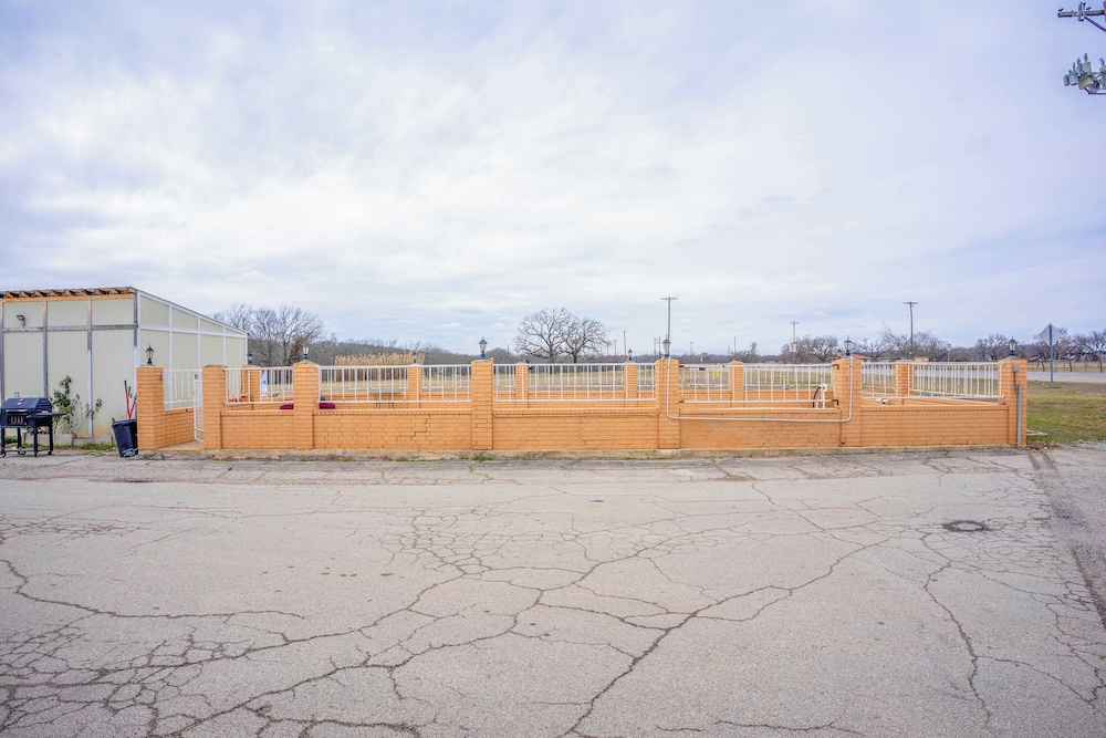 Executive Inn Mineral Wells - photo 51