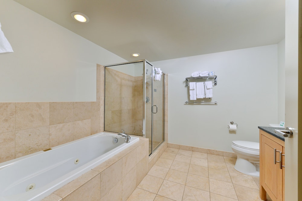Grand Eastonian Hotel & Suites - photo 41