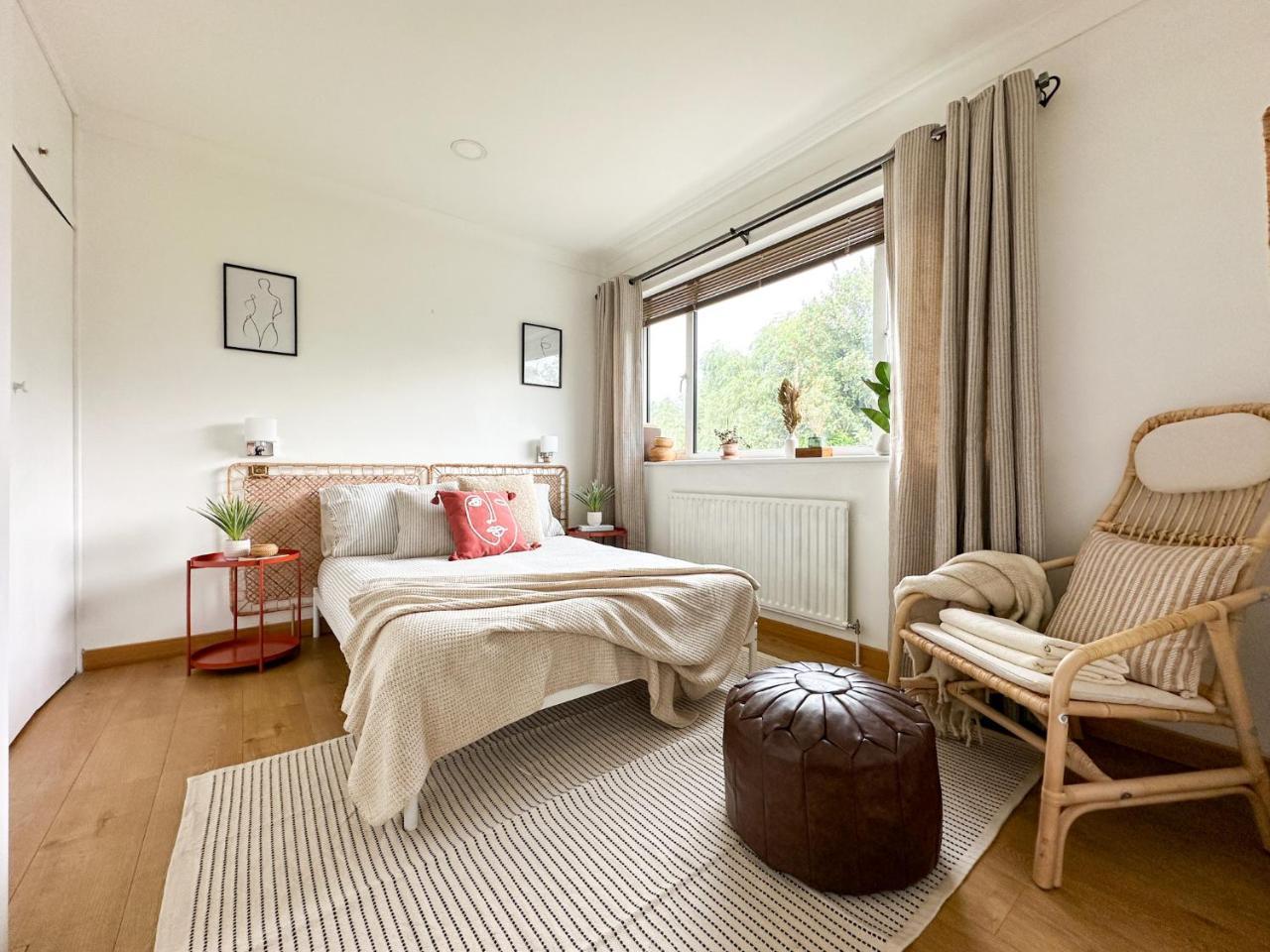 Willow Stream House Spacious City Centre Riverside Home FREE 2 Car Parking — 4-Star Luxury Hotel in Canterbury, United Kingdom