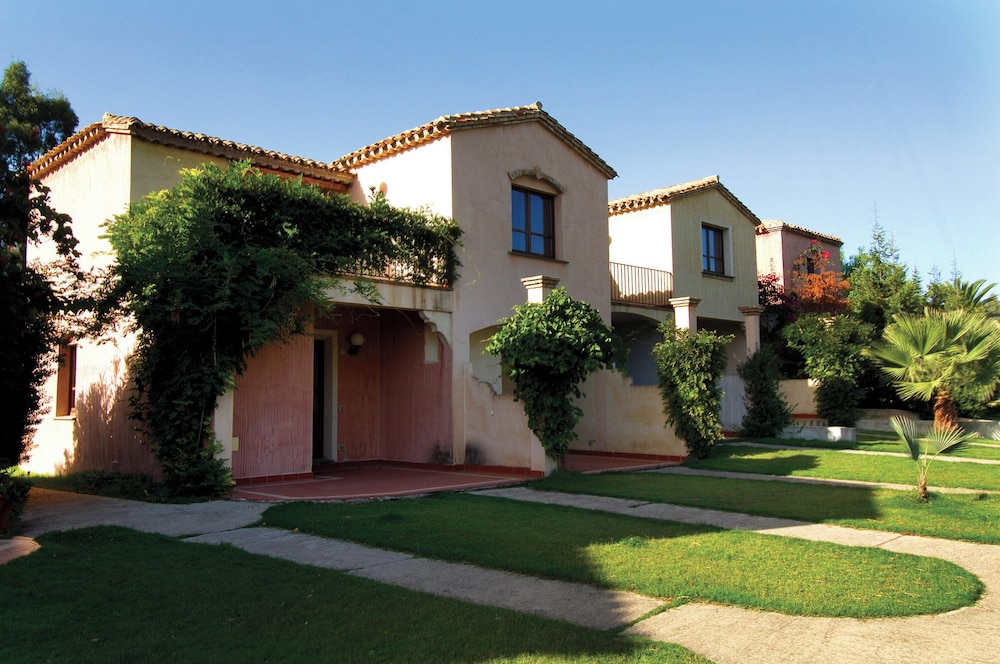 Classical Residence Baia Delle Palme 2 Bedroom Num1228 — 4-Star Luxury Hotel in Pula, Italy