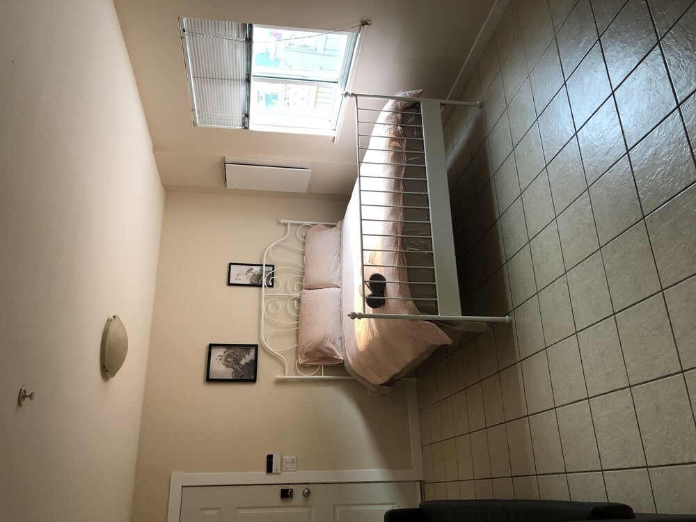 Cora’s Place — Vancouver — photo 3