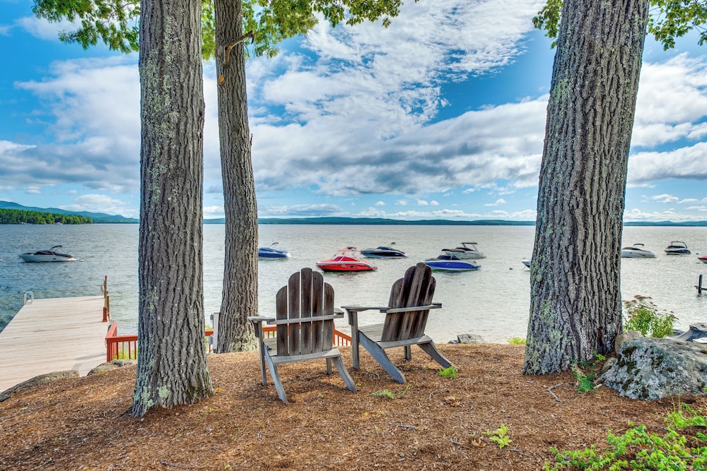 Waterfront Community: Lake Winnipesaukee Retreat — 4-Star Luxury Hotel in Gilford, United States