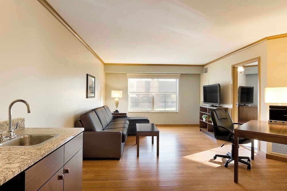 Clubhouse Hotel & Suites Pierre - photo 11