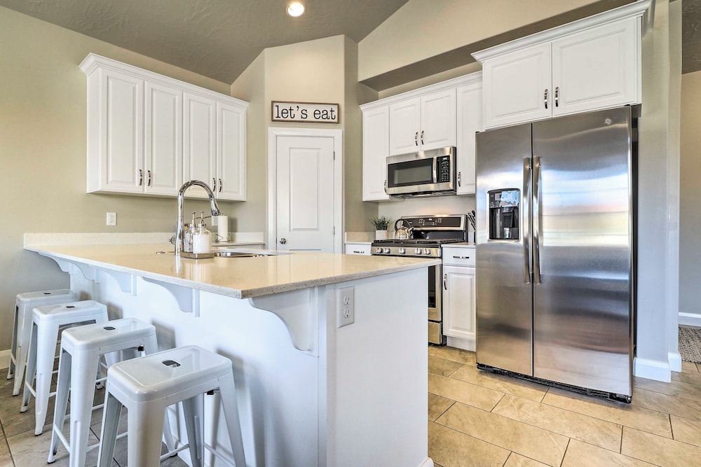 Washington Townhome w Patio Resort Perks — 4-Star Luxury Hotel in Washington, United States