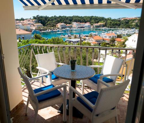 Apartment Banjol 10 — 4-Star Luxury Hotel in Banjol, Croatia