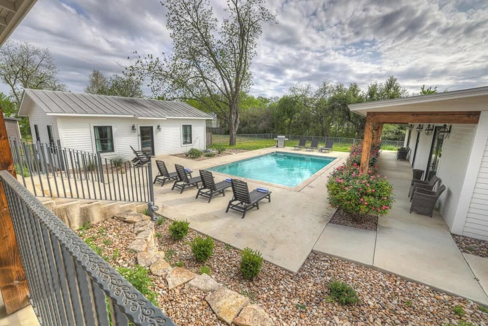 Schubert Inn main With Pool and Grill 2blks to Main - featured photo