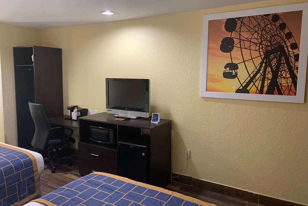Days Inn & Suites by Wyndham Tampa Raymond James Stadium - photo 29