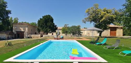 Domaine de Gaïa Piscine Pétanque Ping pong proche Saint Emilion — 4-Star Luxury Hotel in Guillac, France