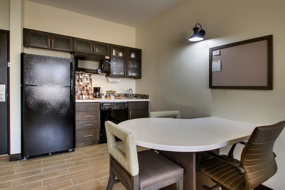 Candlewood Suites Wichita East by IHG - photo 6