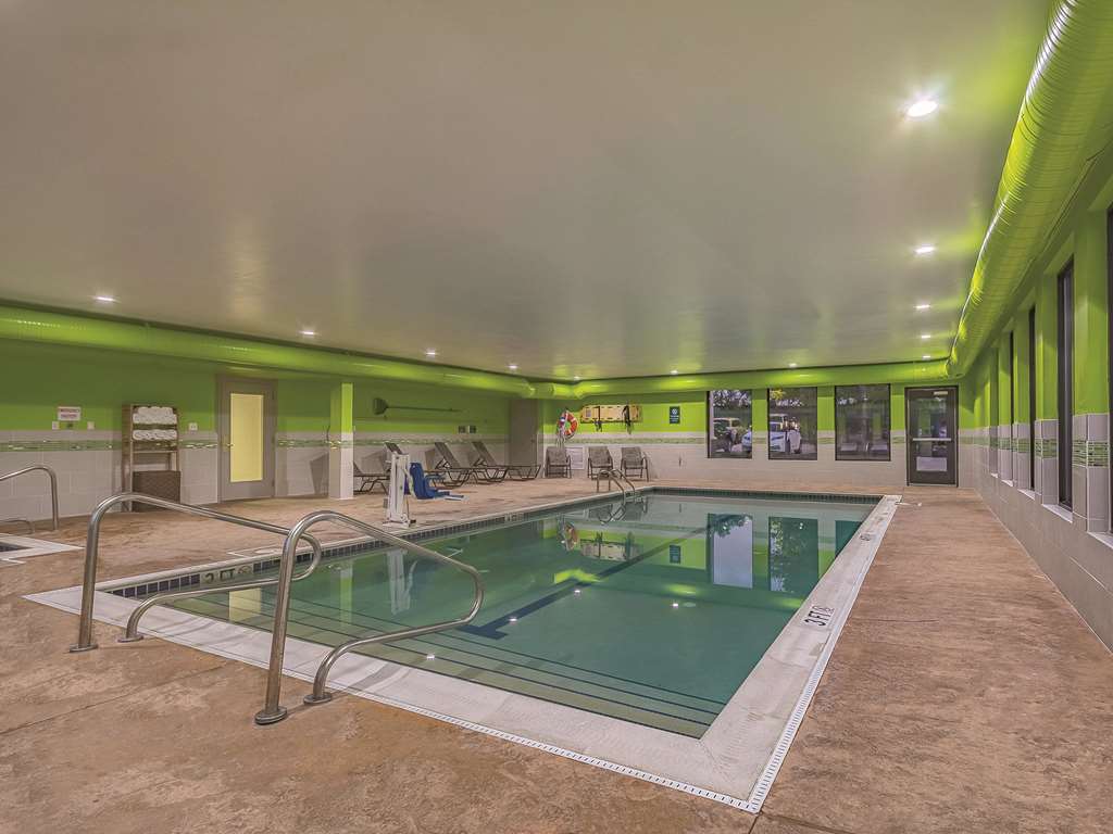 La Quinta Inn & Suites by Wyndham Cleveland Airport West - photo 10