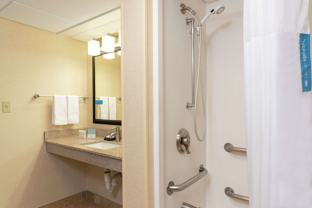 Hampton Inn & Suites Cleveland Airport Middleburg Heights - photo 39