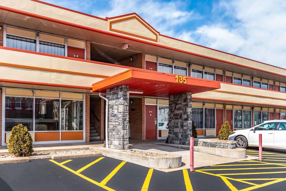 Econo Lodge - photo 33