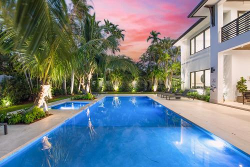 Villa in Coral Gables with Pool Jacuzzi Game Room — 4-Star Luxury Hotel in Miami, United States