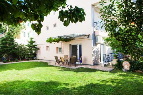 Garden House Kavala Modern Apartment with BBQ Motorcycle Parking & Beach Access — 4-Star Luxury Hotel in Kavala, Greece