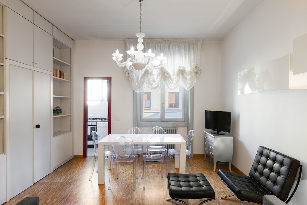 Three bedroom apartment in the centre of the city — 4-Star Luxury Hotel in Milan, Italy