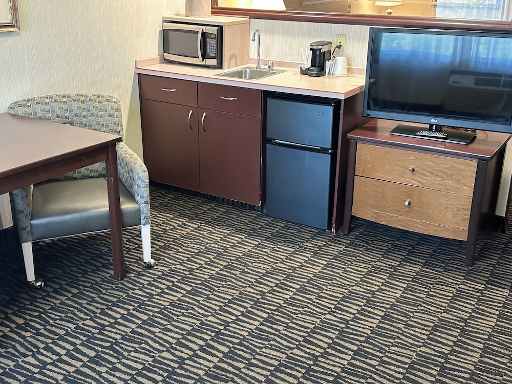 Sojourn Suites Portland Airport - photo 8