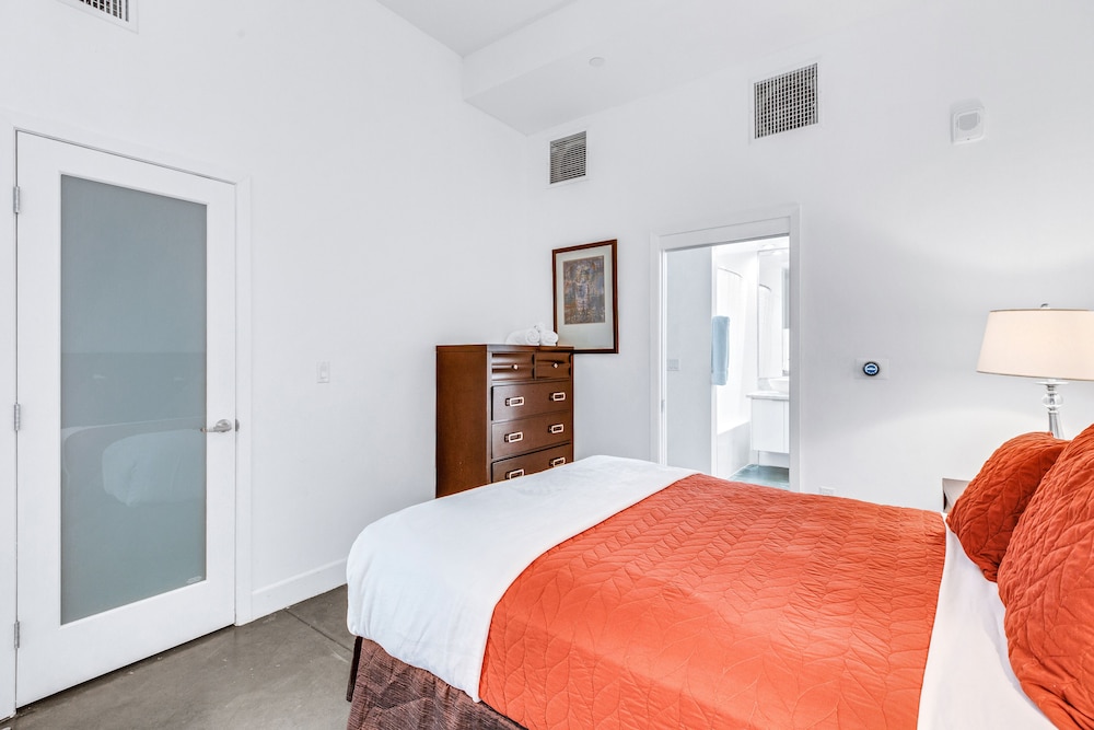 One Lux Stay HWH Downtown Los Angeles - photo 21