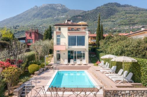 Villa Oleandri Con Piscina Privata E Vista Lago — 4-Star Luxury Hotel in Toscolano Maderno, Italy