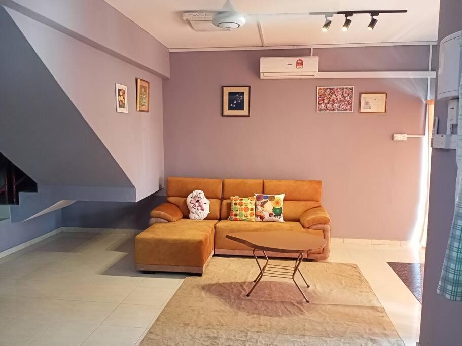 Double Storey Cosy Homestay Pengkalan Balak Fully Aircon — 4-Star Luxury Hotel in Alor Gajah, Malaysia