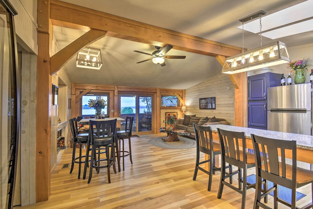 Fish Crab And Clam Waterfront Gem in Port Ludlow — 4-Star Luxury Hotel in Port Ludlow, United States