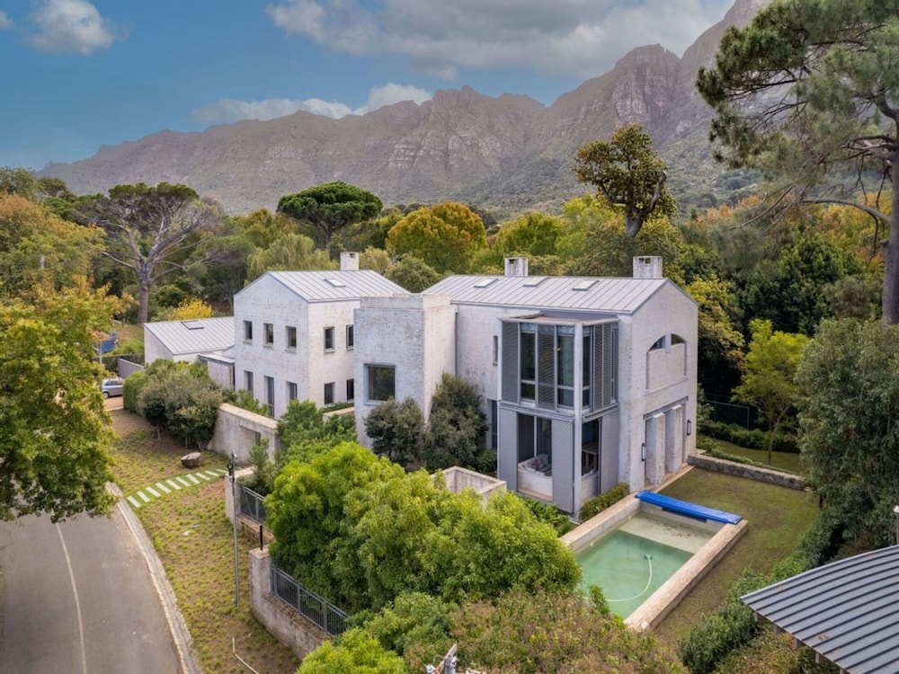 French Elegance in Bishopscourt - last minute hotel in Cape Town