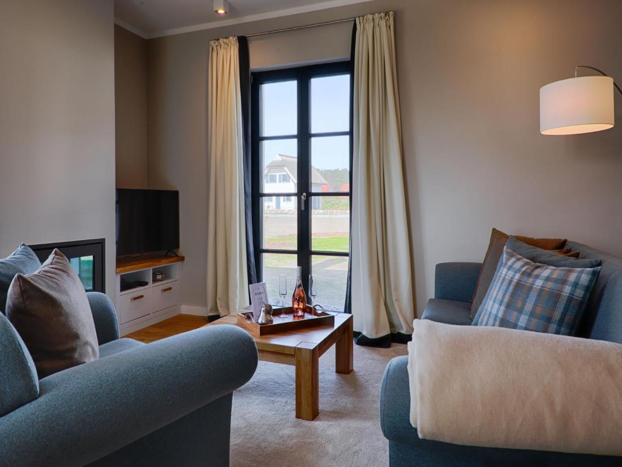 Reetland am Meer Premium Reetdachvilla mit 3 Schlafzimmern Sauna und Kamin F19 — 4-Star Luxury Hotel in Dranske, Germany