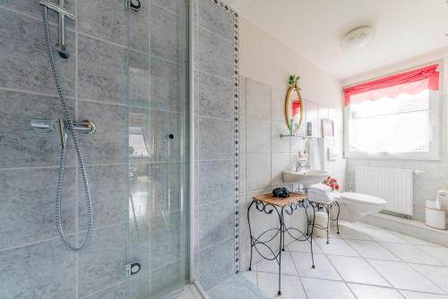 6446 Private Twin Room With Own Bath Room — Hannover
