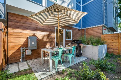 Rooftop Patio with Waterview Private Garden & Grill 3BR 3BA Modern Cityscape - photo 17