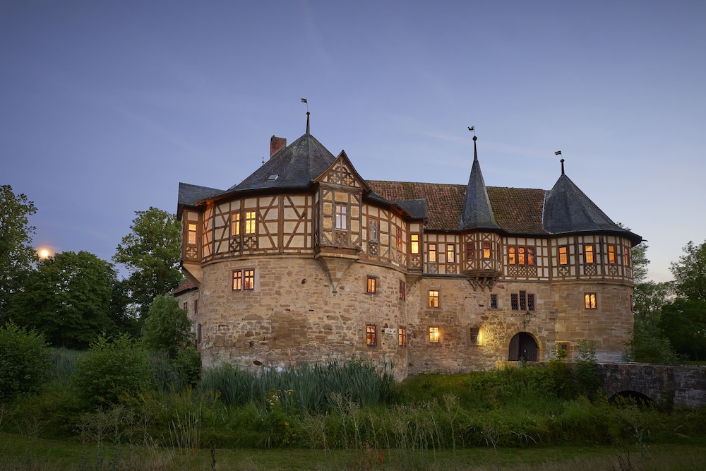 Urlaub im Wasserschloss Irmelshausen pet-friendly hotel Hochheim