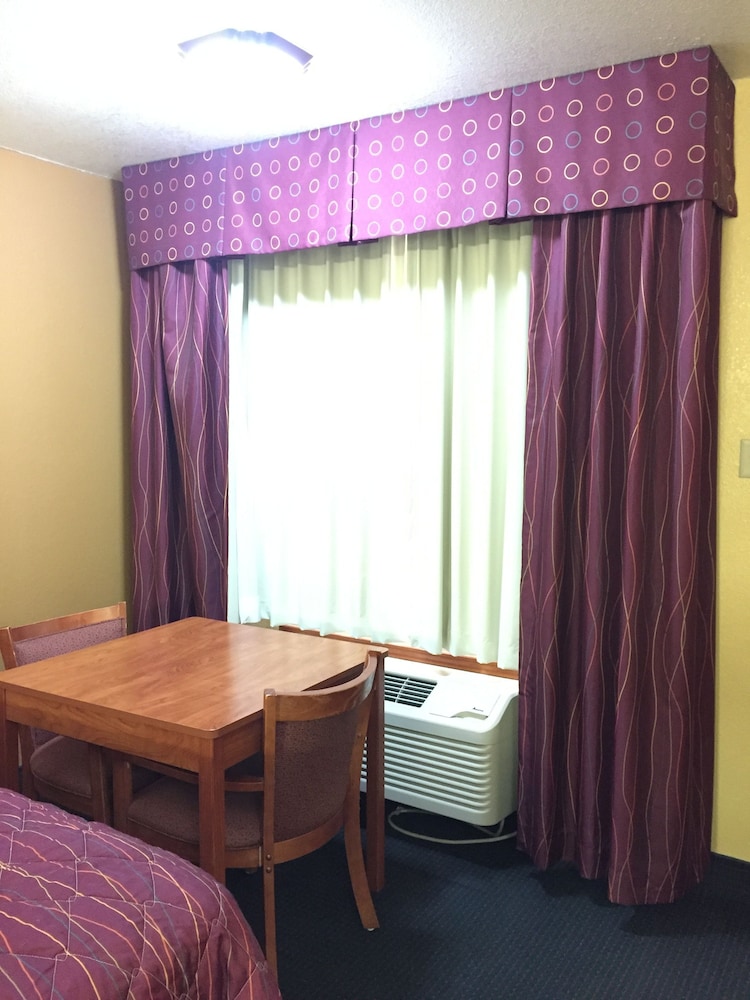Royal Inn Pearsall - photo 10