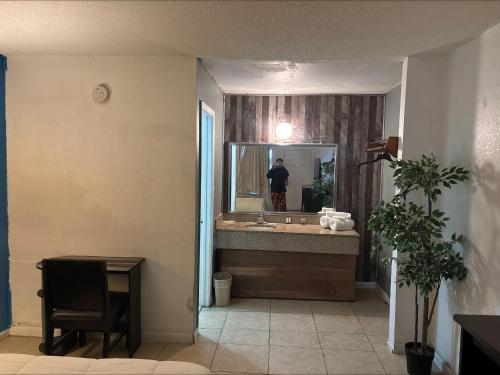 Americas Best Value Inn Brinkley - photo 11