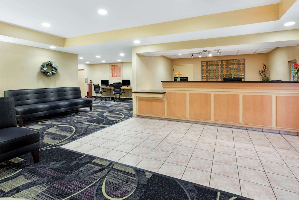 La Quinta by Wyndham Fort Lauderdale Pompano Beach - photo 4