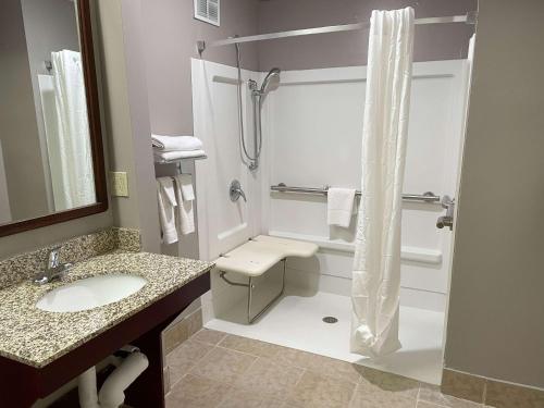 Super 8 by Wyndham West Columbia Airport - photo 17