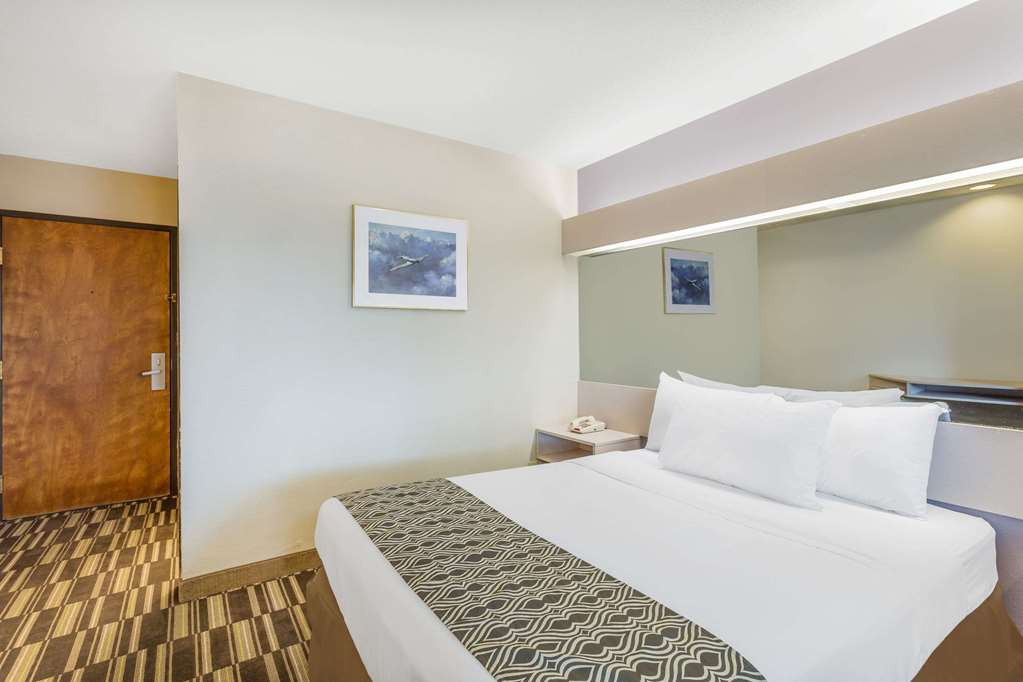 Microtel Inn & Suites by Wyndham Richmond Airport - photo 12