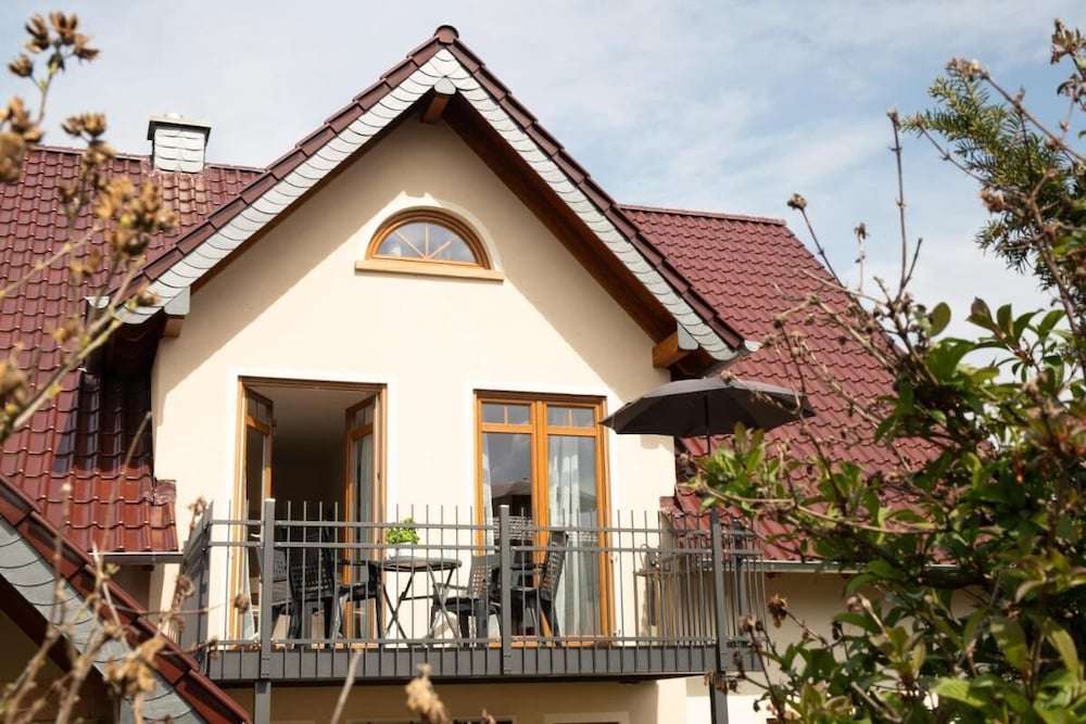 Dahem Apartments ruhig Parkplatz Rhein Main Gebiet gut erreichbar 3 Apartments barrierefrei mit Garten und Hund auf Anfrage 2 SZ Maisonette mit Balkon 2 SZ mit Balkon — 4-Star Luxury Hotel in Bretzenheim, Germany