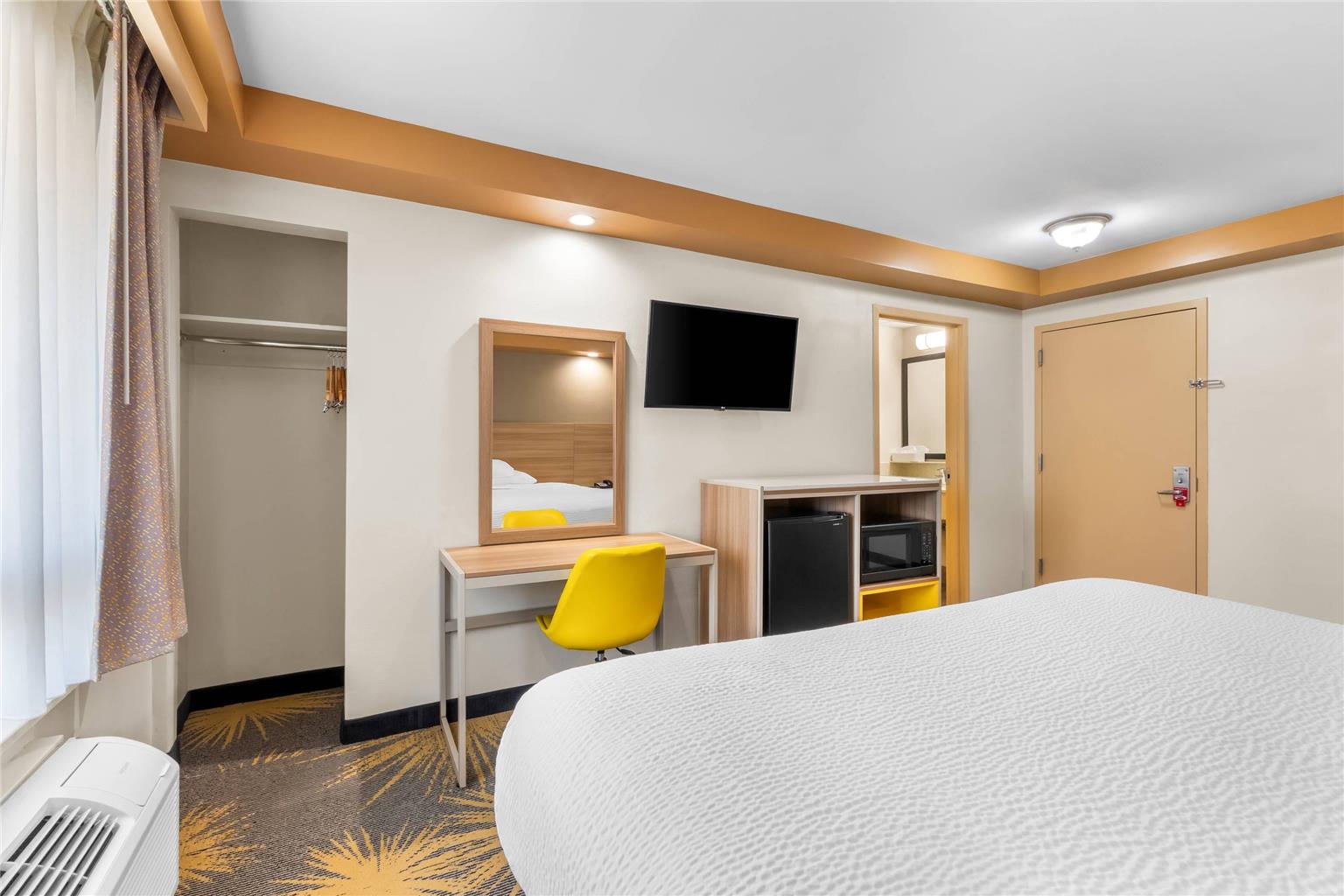 Econo Lodge Woodbridge - photo 8