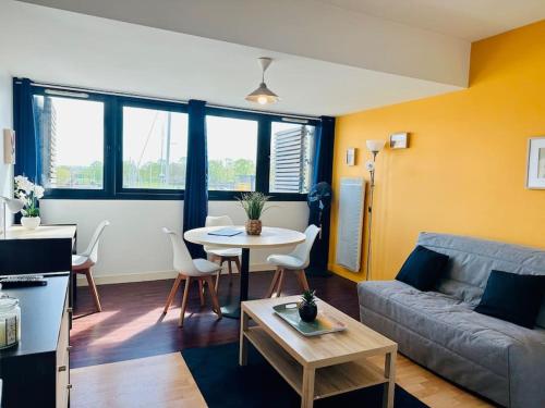 Taouata Face Au Port in Rochefort, France