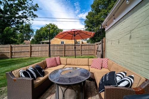 Antique Charm 3BR Gourmet Kitchen & Large Yard — hotel in Kettering