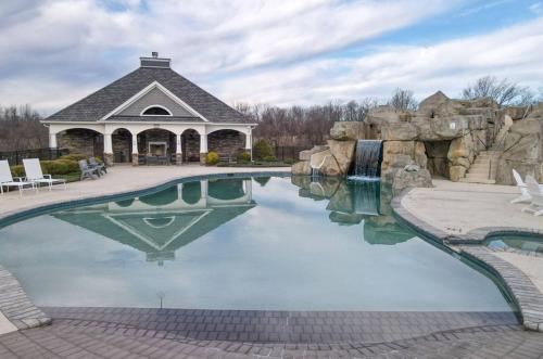 The Bluegrass Grand Estate: Bourbon Trail Luxury — hotel in Bardstown