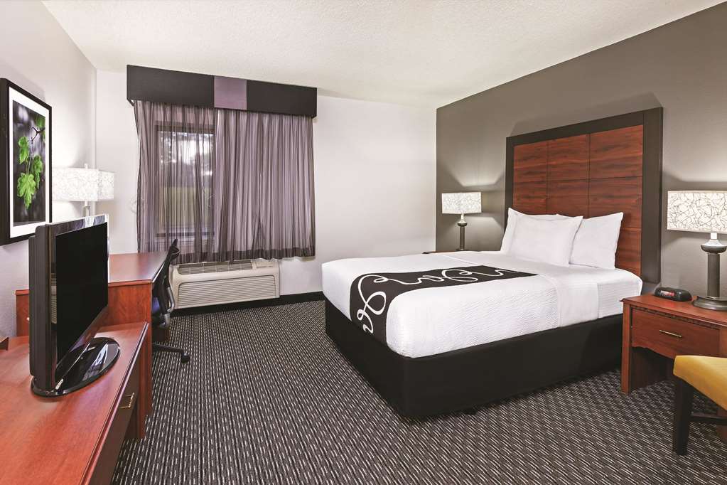 La Quinta Inn & Suites by Wyndham N Little Rock McCain Mall - photo 13