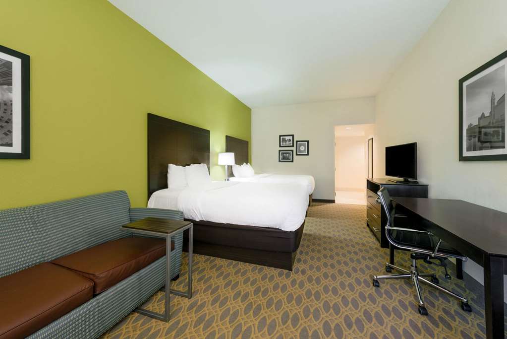 La Quinta Inn & Suites by Wyndham Columbus Grove City - photo 42
