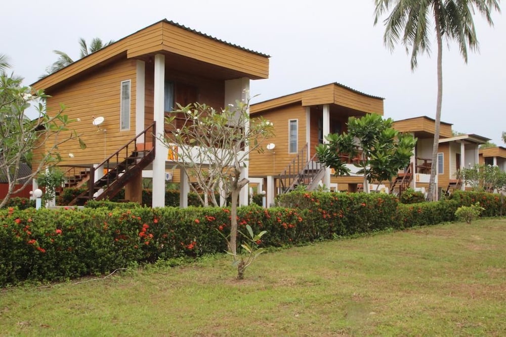 Kohjum Sea Beach Resort in Nuea Khlong, Thailand