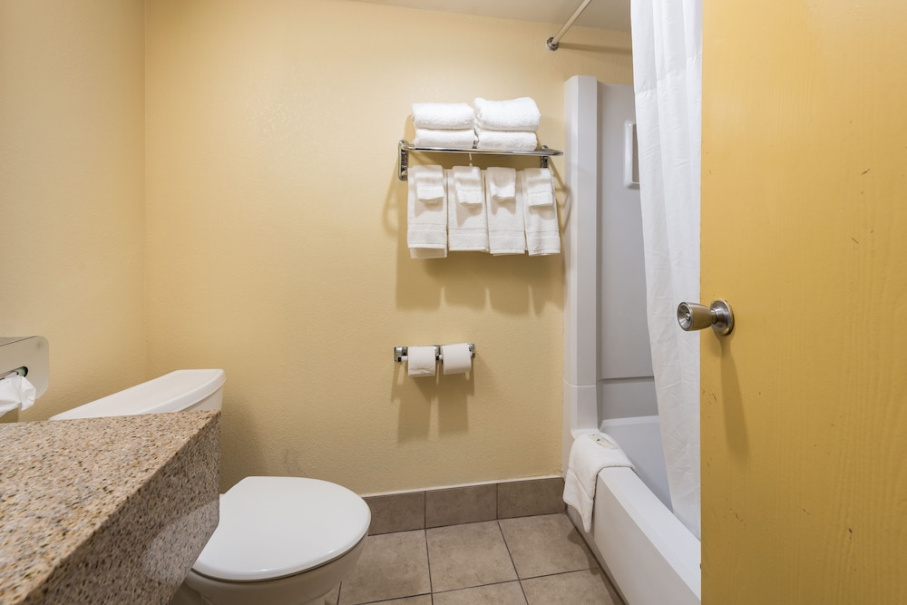 Quality Inn & Suites Cincinnati Uptown Norwood - photo 26