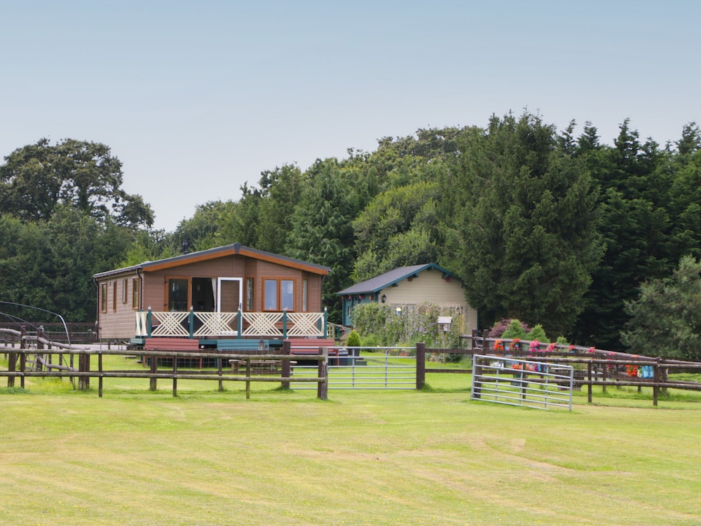 Hill View Lilac Lodge — 4-Star Luxury Hotel in Wareham, United Kingdom