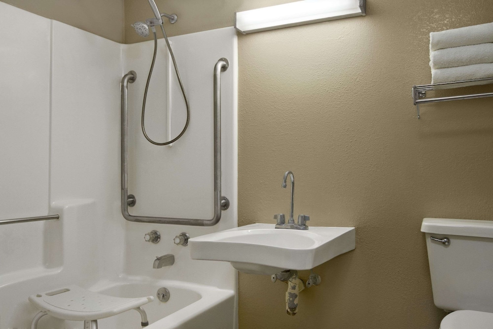 Super 8 by Wyndham Tupelo Airport - photo 24