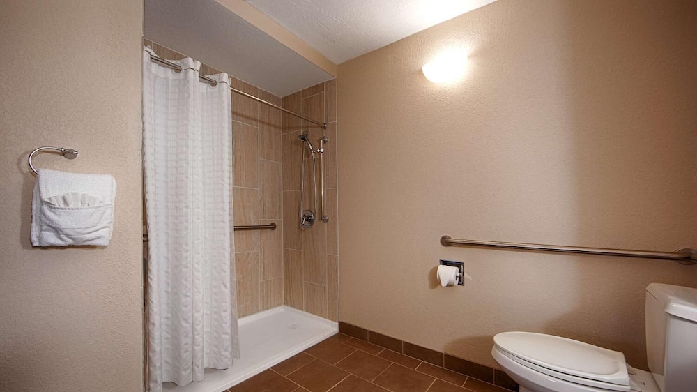 Clarion Pointe Independence Kansas City - photo 3