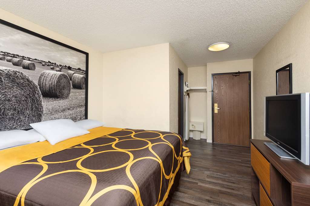 Super 8 by Wyndham Dodge City - photo 2