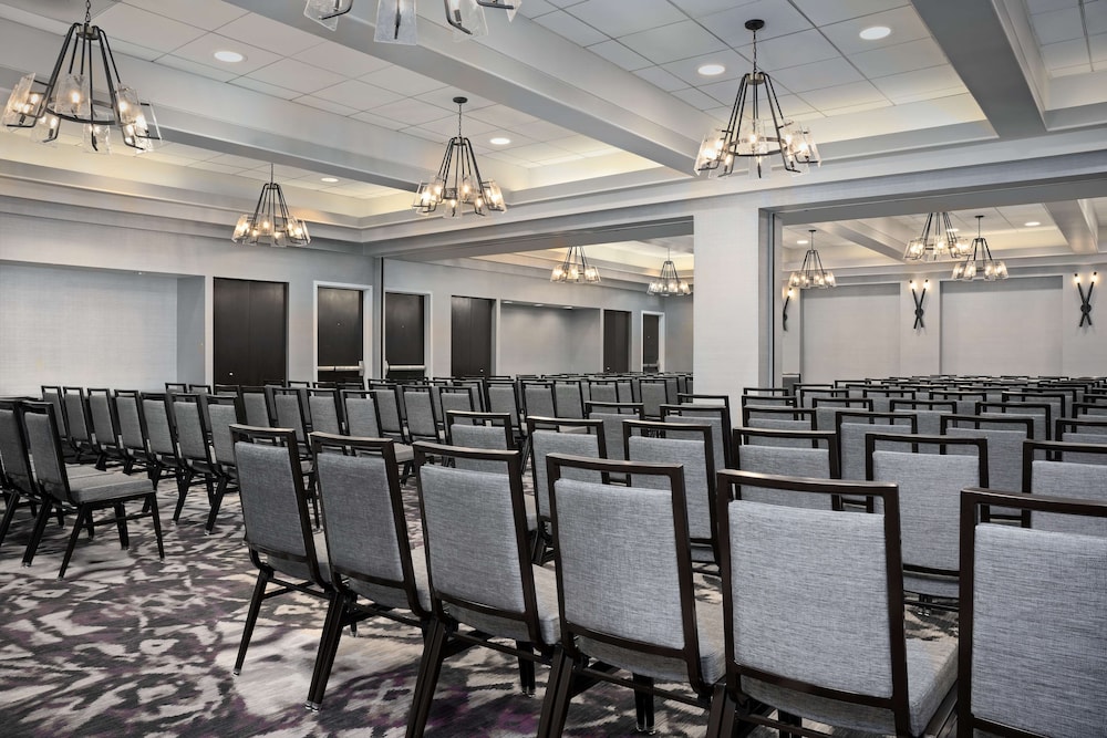 Embassy Suites by Hilton Crystal City National Airport - photo 47